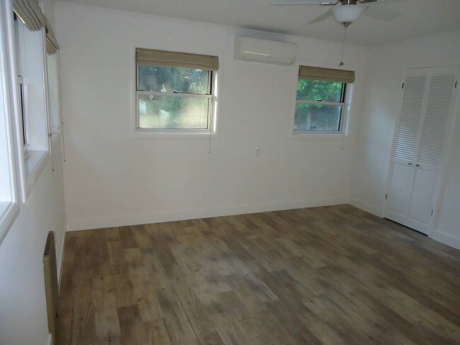 Foto del edificio - 1449 Portola Rd