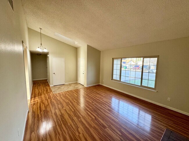 Building Photo - Beautiful 3 bedroom home