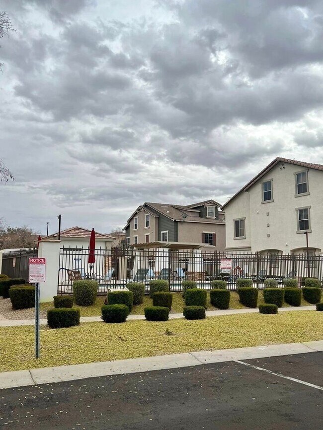 Building Photo - 3-bedroom by Downtown Gilbert