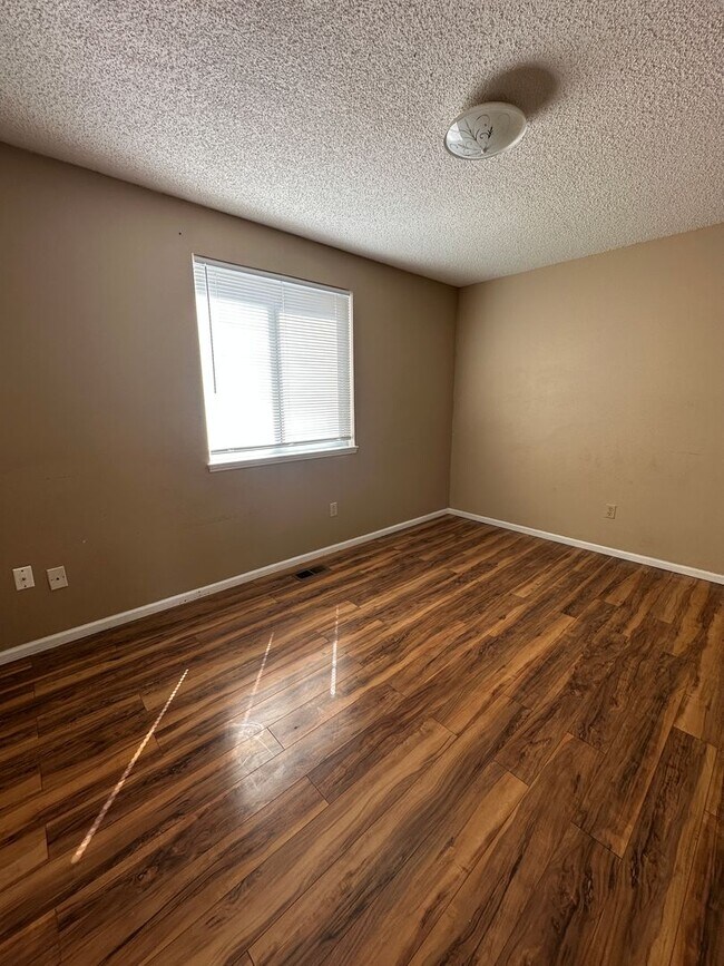 Foto del edificio - 5 bedroom 3 bathroom Sinlge Family House in Aurora