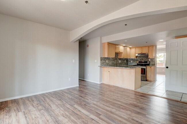 Foto del edificio - 2 Bed + Den/Office 2 Bath Ground level Condo
