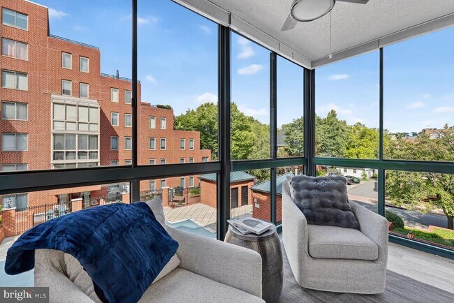 Foto del edificio - 1050 N Taylor St