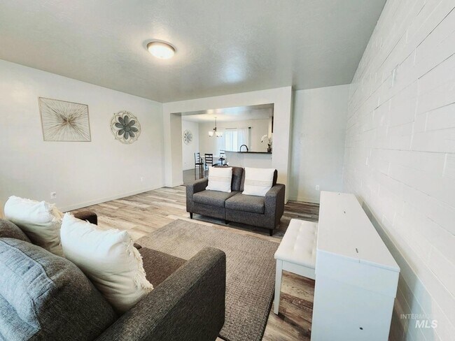 Foto del edificio - Welcome Home - 4 Bedroom 2.5 bath Home in ...