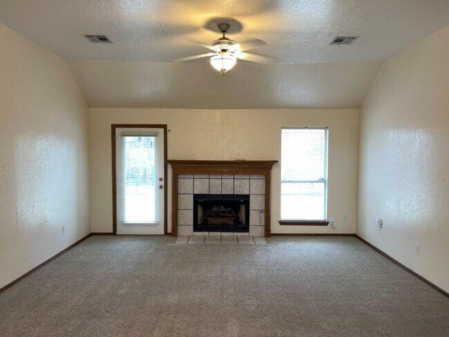 Foto del edificio - New Paint! 3 beds, 2 full baths, 2 car garage home for rent in S. OKC and Moore schools!