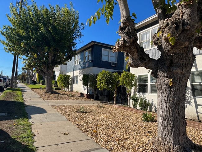 Building Photo - 13213 Oxnard St