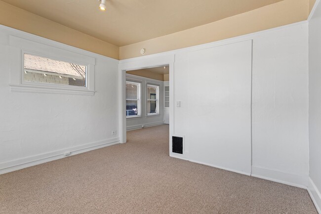 Building Photo - 1 Bedroom close to SW! Pets Ok! Walking di...
