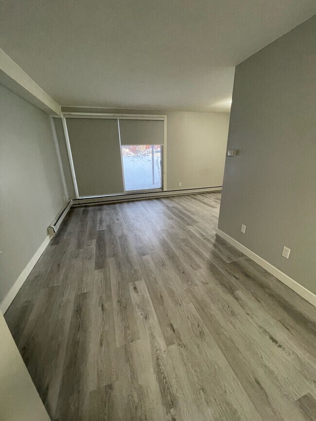 Photo du bâtiment - 13516-102 102 St NW