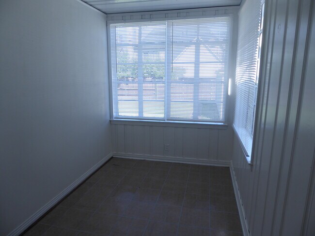Building Photo - 3012 Lovers Ln