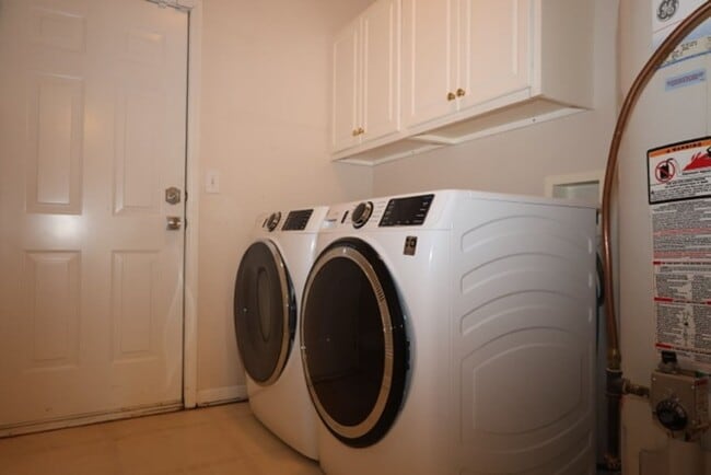 Building Photo - 3 Bedroom Townhome in the Heart of Dulth