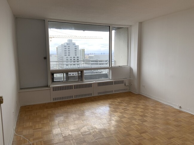 Building Photo - 1975 Maisonneuve Blvd W