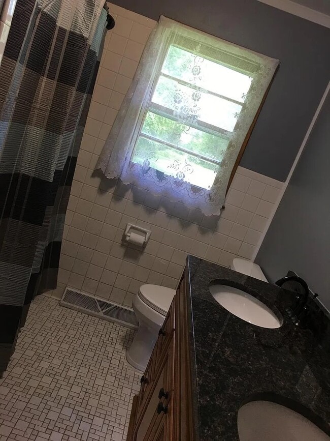 Building Photo - 131 N Hillsdale Dr