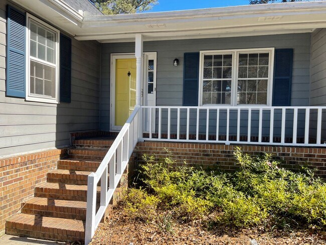 Building Photo - Bedroom on Main in Waterton Subdivision, G...