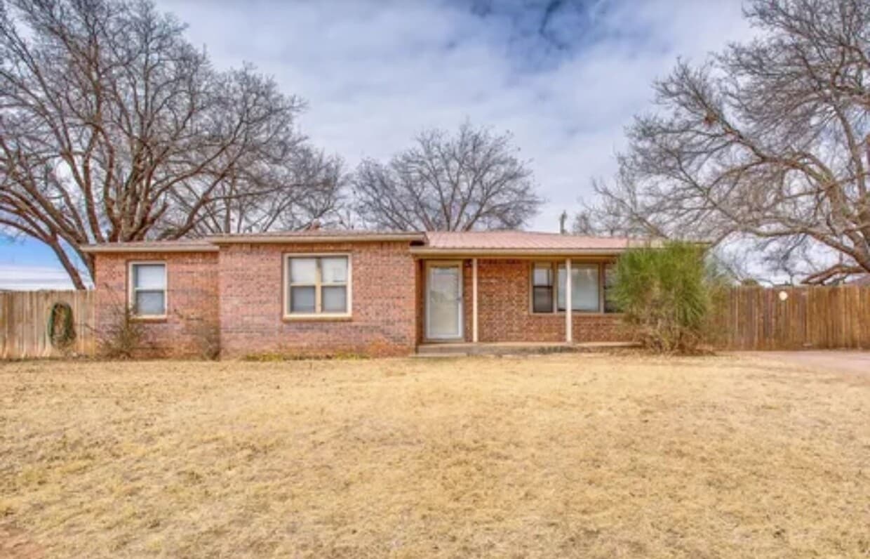 Primary Photo - Large 3 Bedroom Home with Flex Space