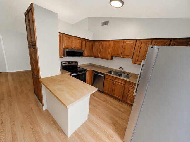 Building Photo - 907 Orange Ave