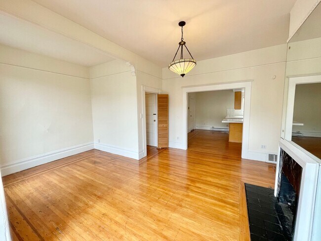Building Photo - Duboce Park Charming Large Studio Apartmen...