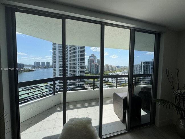 Foto del edificio - 3500 Mystic Pointe Dr