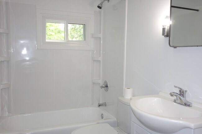 Baño completo en el segundo piso. - 116 Howard Dr