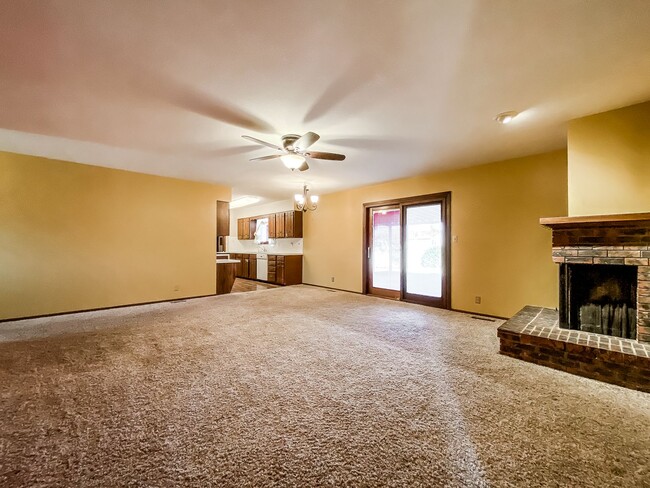 Building Photo - Beautiful 3 Bed 2 Bath Home with Two Car G...