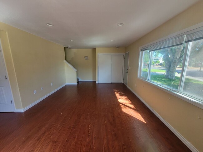 Foto del edificio - Spacious 3-Bed, 2-Bath Home with Fenced Ya...