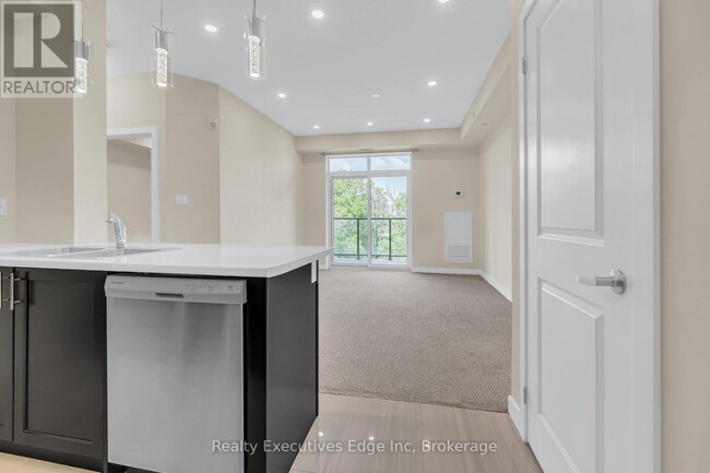 Building Photo - 125-125 Shoreview Pl