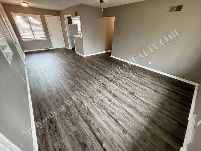 Foto del edificio - Cozy 3 Bed 1 Bath Home in Raytown-Available NOW!!