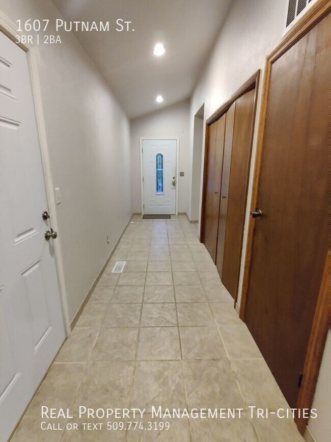 Building Photo - Pet Friendly Single Family Home in Central...