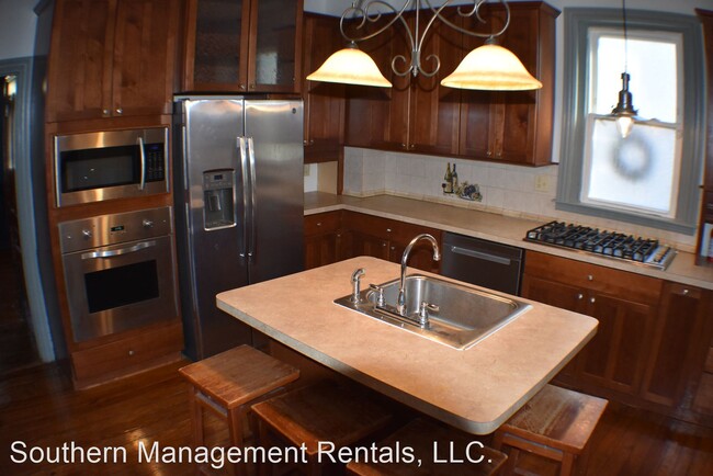 Building Photo - 4 br, 2.5 bath House - 14 A E. Main St.