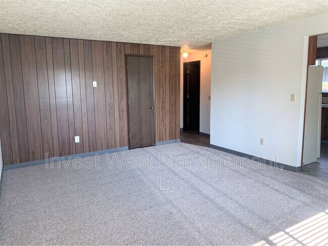 Building Photo - 556 NE Andresen Rd