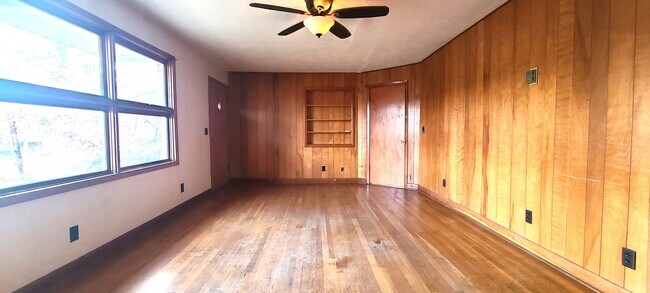 Foto del edificio - HALF OFF FIRST MONTH RENT! Single family brick home with full unfinished bsmt & detached garage