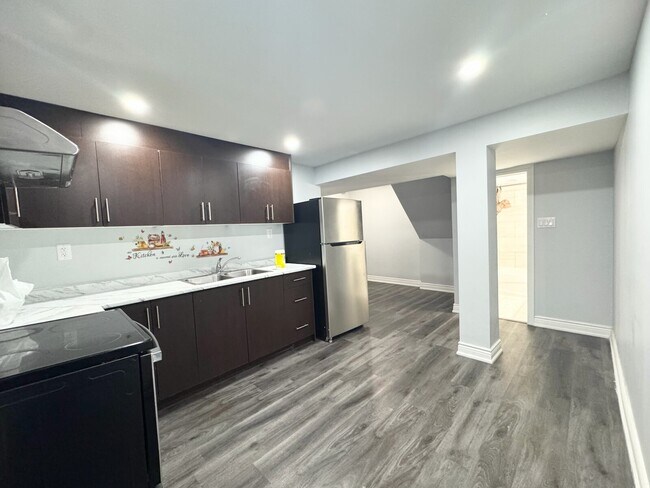Photo du bâtiment - 1 BED - 1 BATH - MISSISSAUGA - BASEMENT