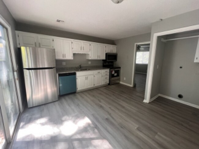 Building Photo - Merriam Duplex