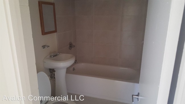 Building Photo - 807 N Vineyard Blvd