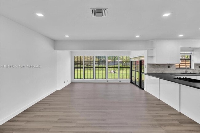 Building Photo - 418 S 57th Way