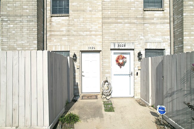 Foto del edificio - 3026 Holly Hall St