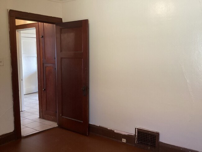 Foto del edificio - 3888-3890-3890 N Vel R. Phillips Ave