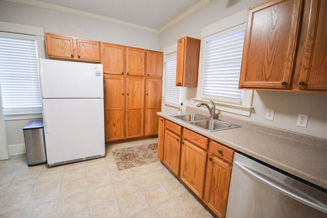 Building Photo - Lovely home in the heart of Kutzky Park!