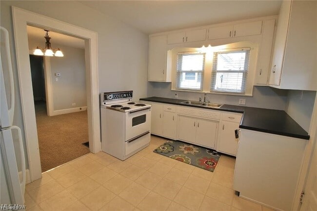 Building Photo - 828 Eppley Ave