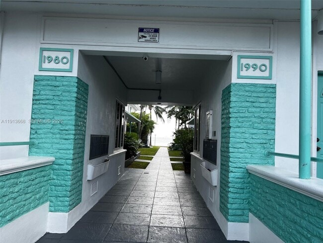 Foto del edificio - 1990 Bay Dr