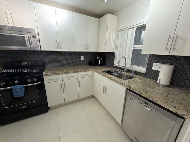 Building Photo - 9451 Evergreen Pl