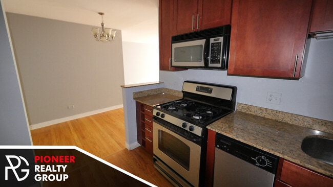 Building Photo - 625 W Wrightwood Ave
