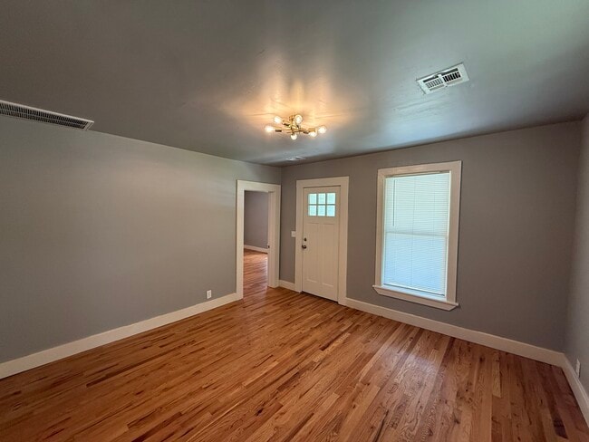 Building Photo - 706 S Saint Louis Ave