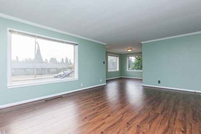 Building Photo - Cheery Tacoma 5-Bedroom
