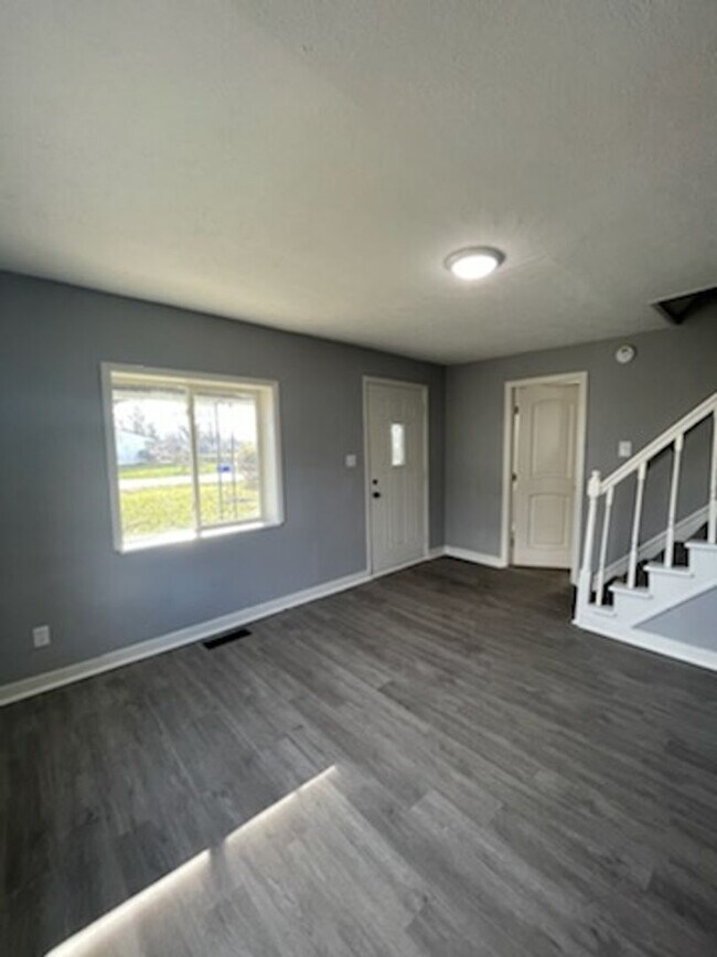 Foto del edificio - Newly Renovated Columbus Gem with Bright Sunroom and Large Fenced Yard