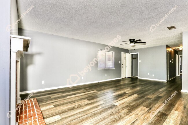 Building Photo - Beautifully renovated 3 bedroom / 1.5 bath...
