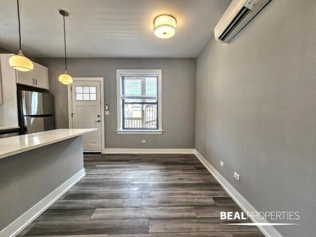 Foto del edificio - 2 bedroom in CHICAGO IL 60613