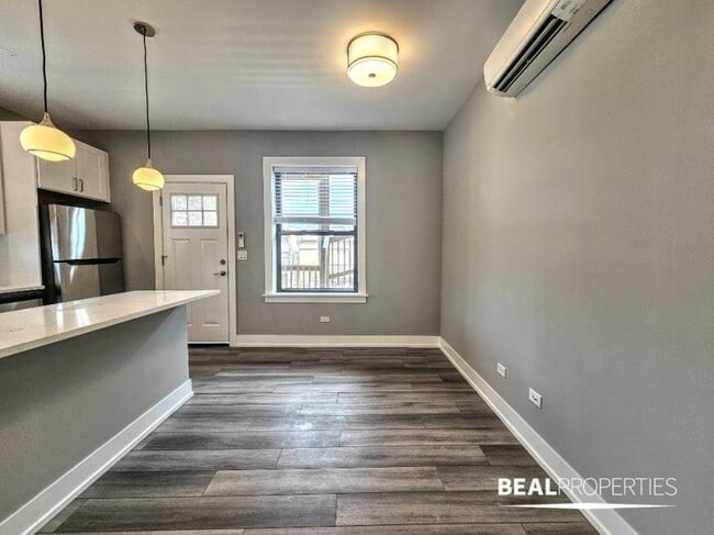 Building Photo - 2 bedroom in CHICAGO IL 60613