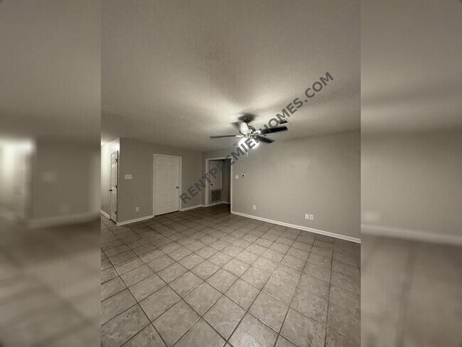 Foto del edificio - 10030 Farris Ave