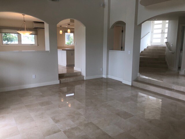 Foto del edificio - 4 BED, 4.5 BATH, HOUSE W/GARAGE For rent i...