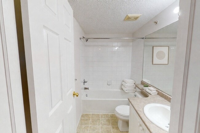 Building Photo - The Pointe at Applewood