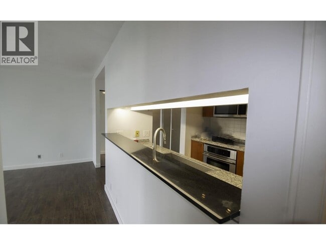 Building Photo - 1200 Alberni St